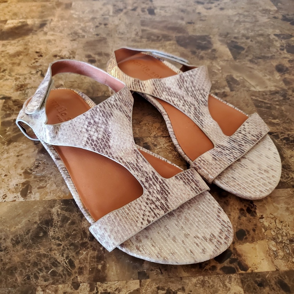Gentle Souls by Kenneth Cole sz 9.5 Lark Slim T-Strap‎ Sandals Metallic Snake